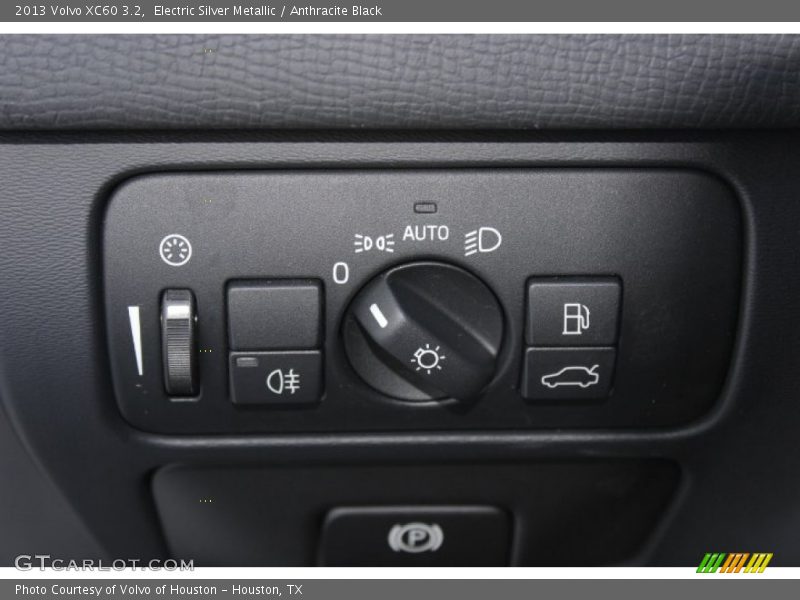 Electric Silver Metallic / Anthracite Black 2013 Volvo XC60 3.2