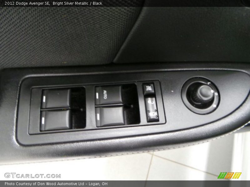 Bright Silver Metallic / Black 2012 Dodge Avenger SE