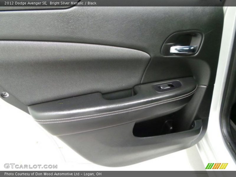 Bright Silver Metallic / Black 2012 Dodge Avenger SE