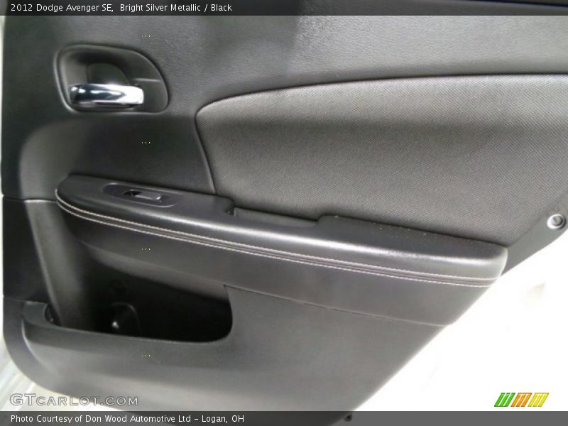 Bright Silver Metallic / Black 2012 Dodge Avenger SE