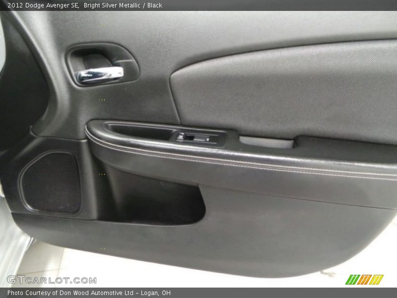 Bright Silver Metallic / Black 2012 Dodge Avenger SE