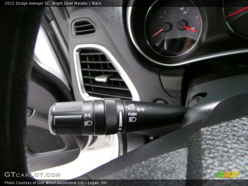 Bright Silver Metallic / Black 2012 Dodge Avenger SE