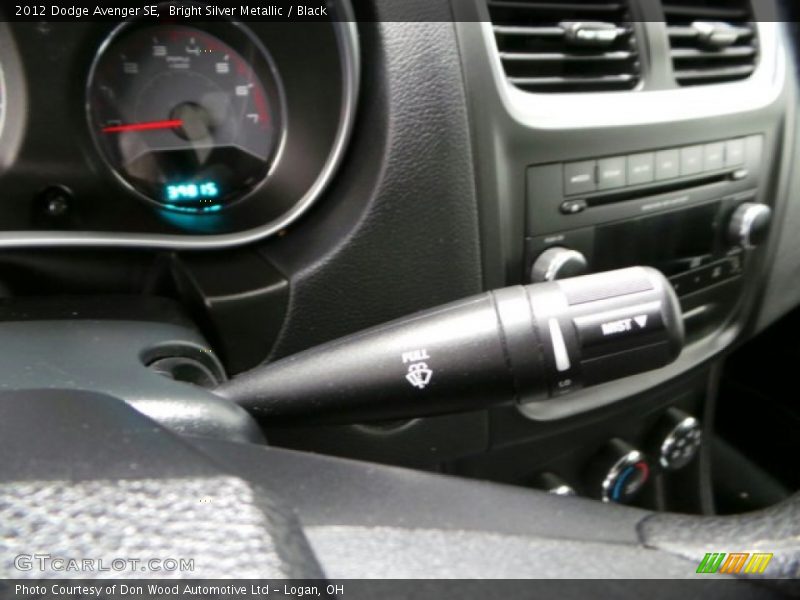 Bright Silver Metallic / Black 2012 Dodge Avenger SE