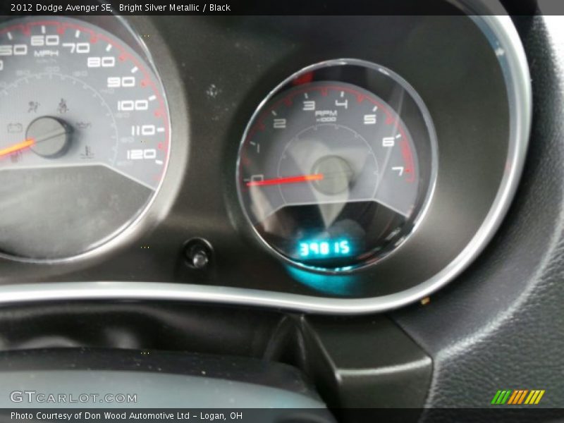 Bright Silver Metallic / Black 2012 Dodge Avenger SE