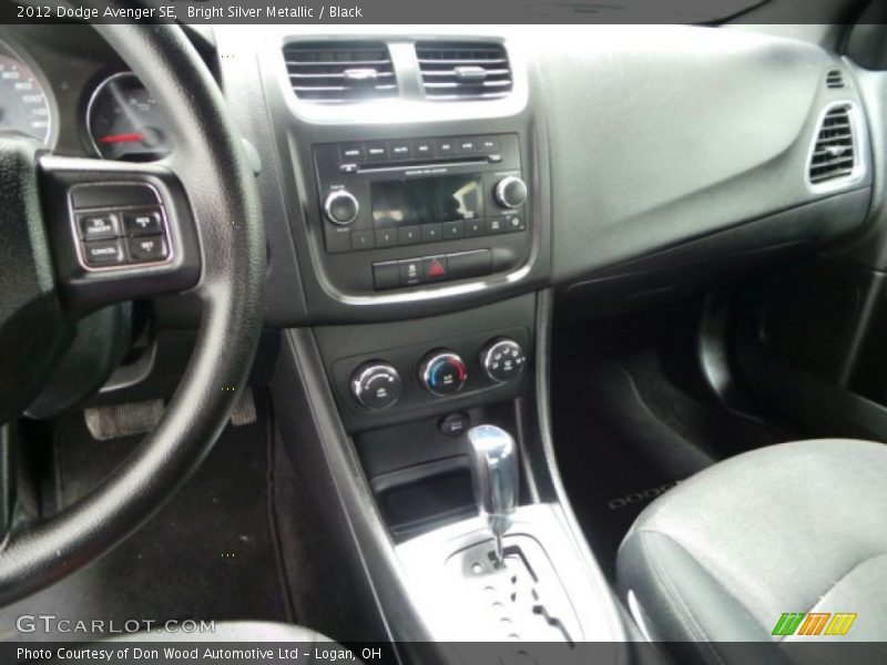 Bright Silver Metallic / Black 2012 Dodge Avenger SE