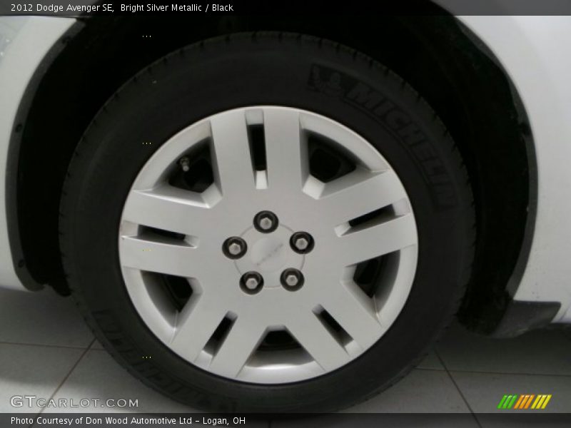 Bright Silver Metallic / Black 2012 Dodge Avenger SE