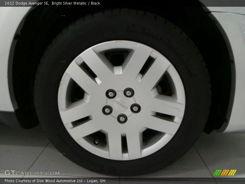 Bright Silver Metallic / Black 2012 Dodge Avenger SE