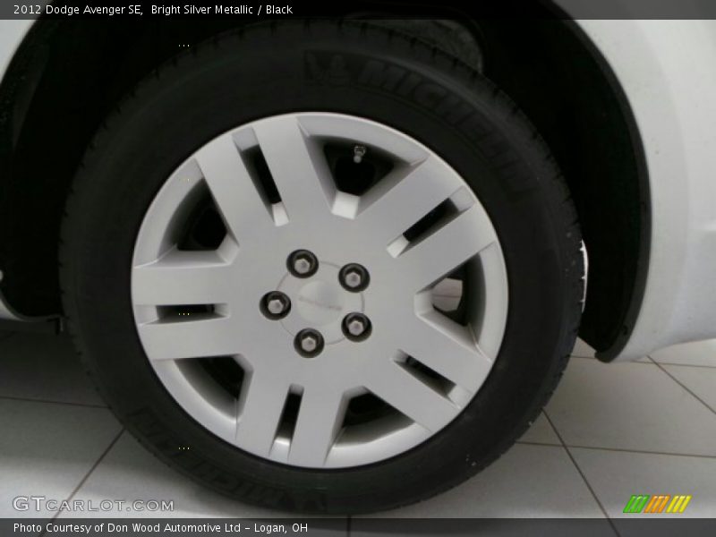 Bright Silver Metallic / Black 2012 Dodge Avenger SE