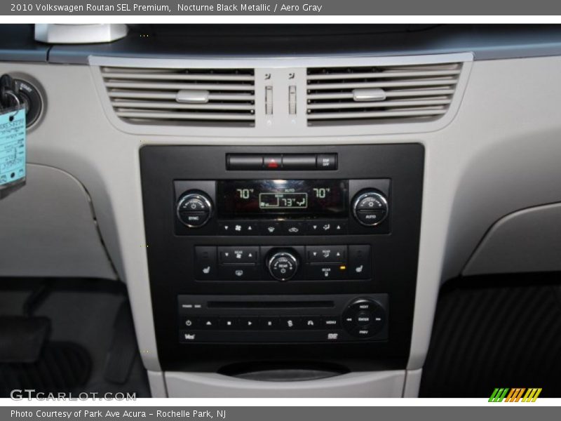 Nocturne Black Metallic / Aero Gray 2010 Volkswagen Routan SEL Premium
