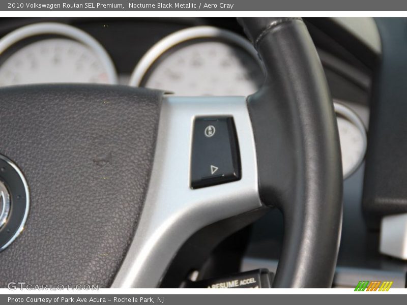 Nocturne Black Metallic / Aero Gray 2010 Volkswagen Routan SEL Premium