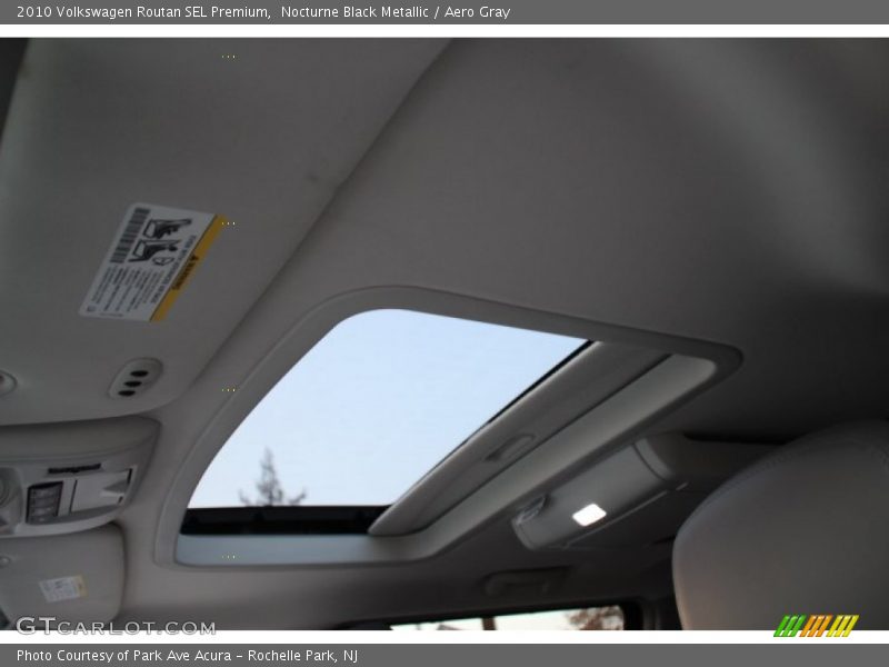 Nocturne Black Metallic / Aero Gray 2010 Volkswagen Routan SEL Premium