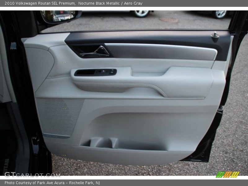 Nocturne Black Metallic / Aero Gray 2010 Volkswagen Routan SEL Premium