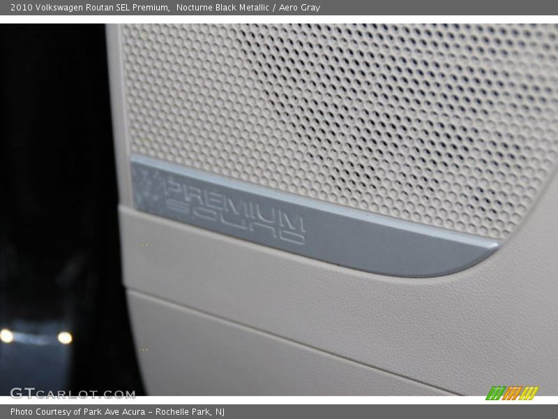 Nocturne Black Metallic / Aero Gray 2010 Volkswagen Routan SEL Premium