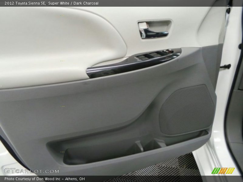 Super White / Dark Charcoal 2012 Toyota Sienna SE