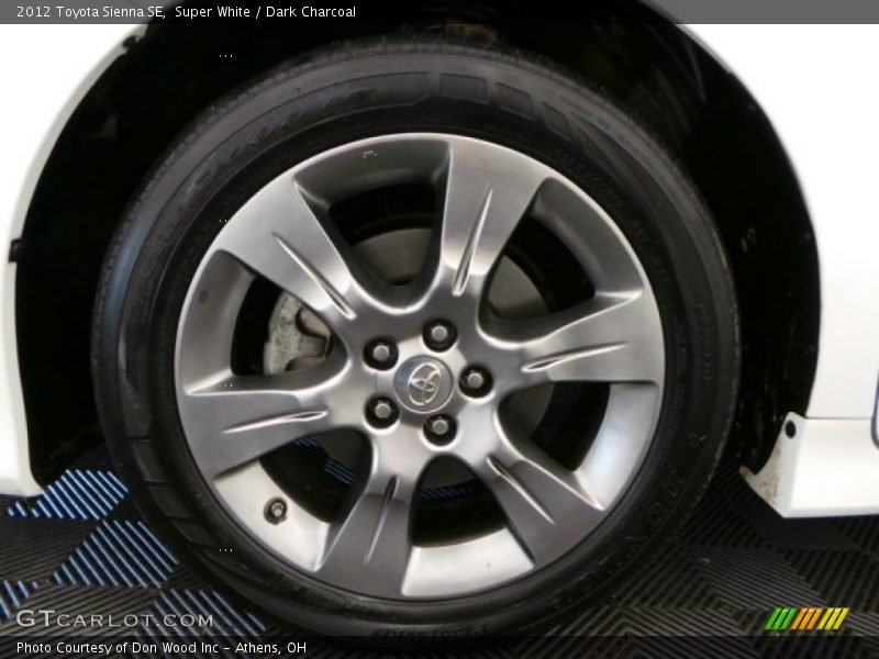 Super White / Dark Charcoal 2012 Toyota Sienna SE