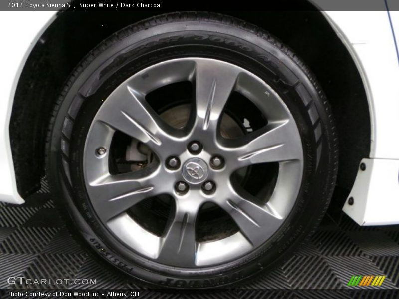 Super White / Dark Charcoal 2012 Toyota Sienna SE