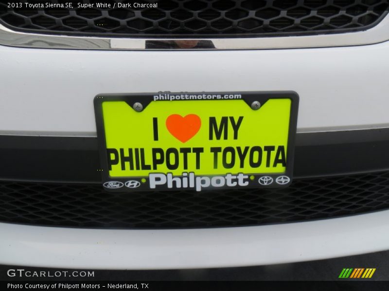 Super White / Dark Charcoal 2013 Toyota Sienna SE