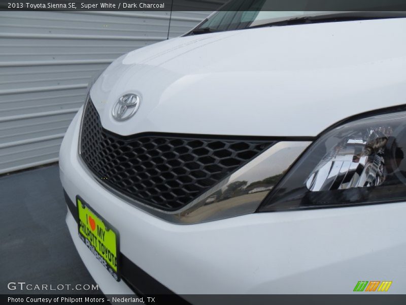 Super White / Dark Charcoal 2013 Toyota Sienna SE