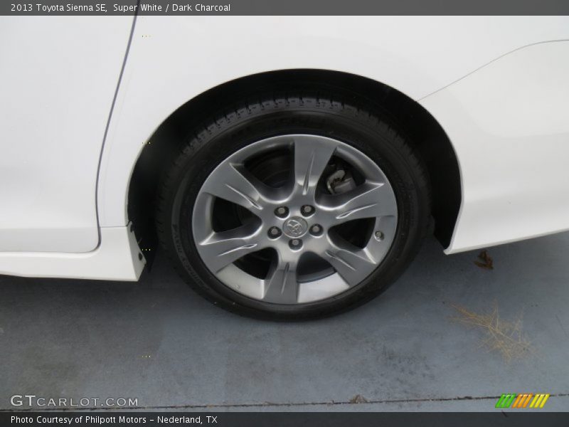 Super White / Dark Charcoal 2013 Toyota Sienna SE