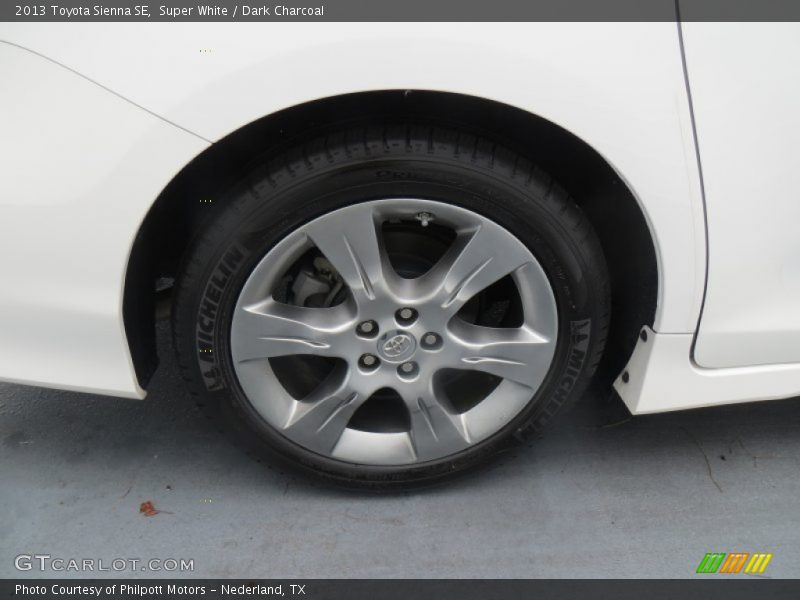Super White / Dark Charcoal 2013 Toyota Sienna SE