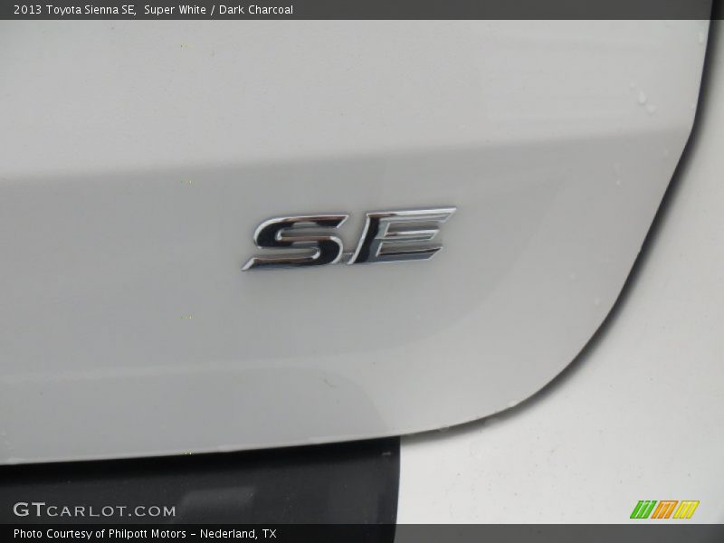 Super White / Dark Charcoal 2013 Toyota Sienna SE