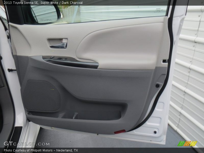 Super White / Dark Charcoal 2013 Toyota Sienna SE