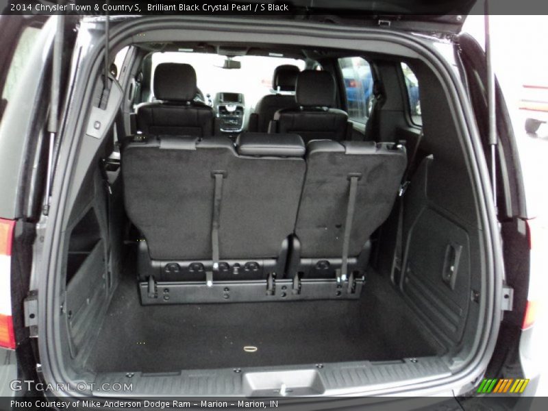 Brilliant Black Crystal Pearl / S Black 2014 Chrysler Town & Country S