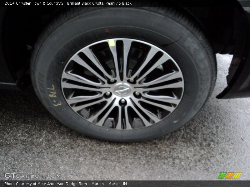Brilliant Black Crystal Pearl / S Black 2014 Chrysler Town & Country S