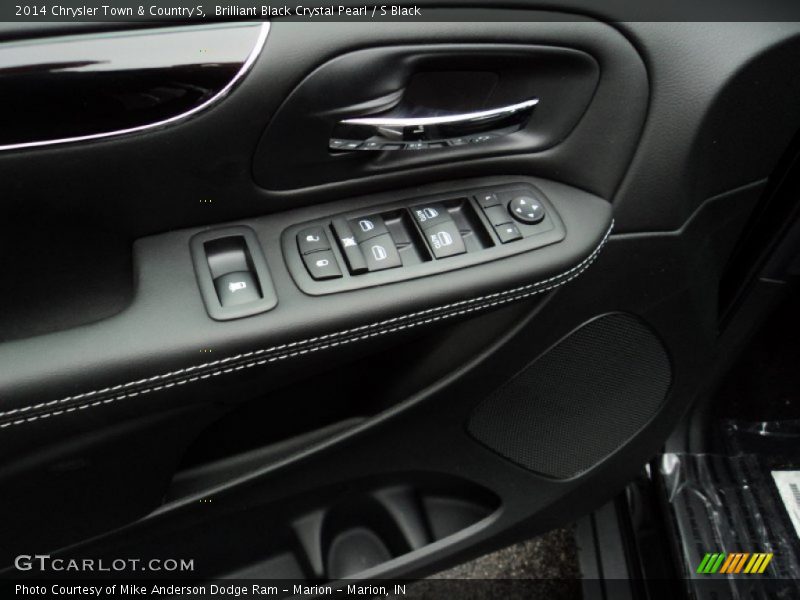 Brilliant Black Crystal Pearl / S Black 2014 Chrysler Town & Country S