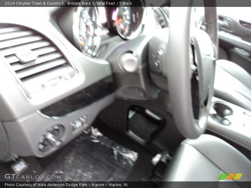 Brilliant Black Crystal Pearl / S Black 2014 Chrysler Town & Country S