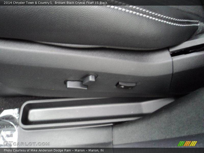 Brilliant Black Crystal Pearl / S Black 2014 Chrysler Town & Country S
