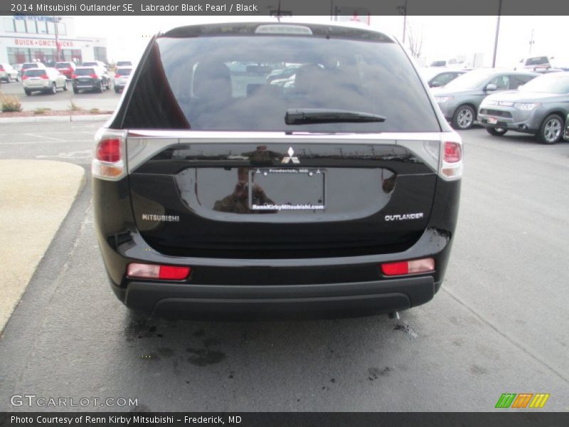 Labrador Black Pearl / Black 2014 Mitsubishi Outlander SE