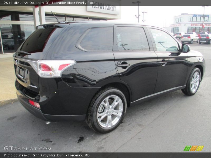 Labrador Black Pearl / Black 2014 Mitsubishi Outlander SE