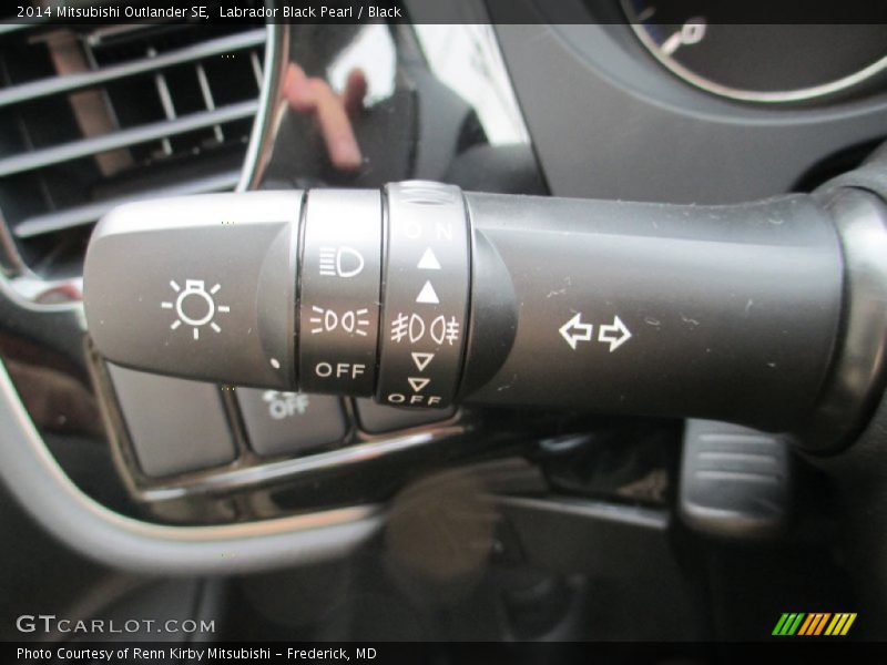 Labrador Black Pearl / Black 2014 Mitsubishi Outlander SE