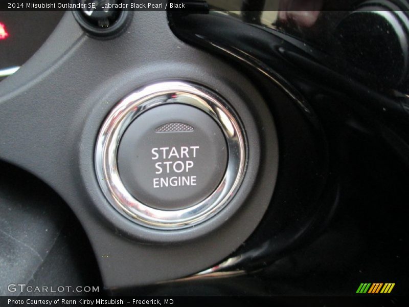 Labrador Black Pearl / Black 2014 Mitsubishi Outlander SE