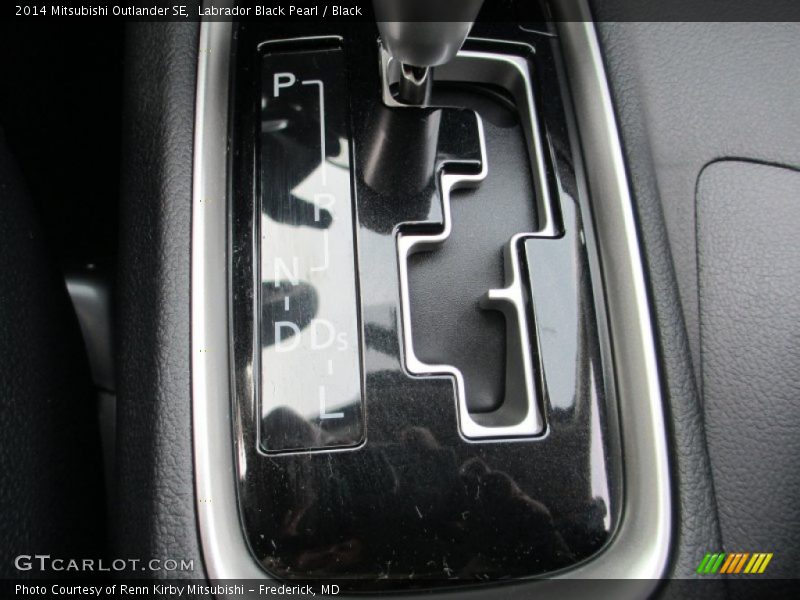 Labrador Black Pearl / Black 2014 Mitsubishi Outlander SE