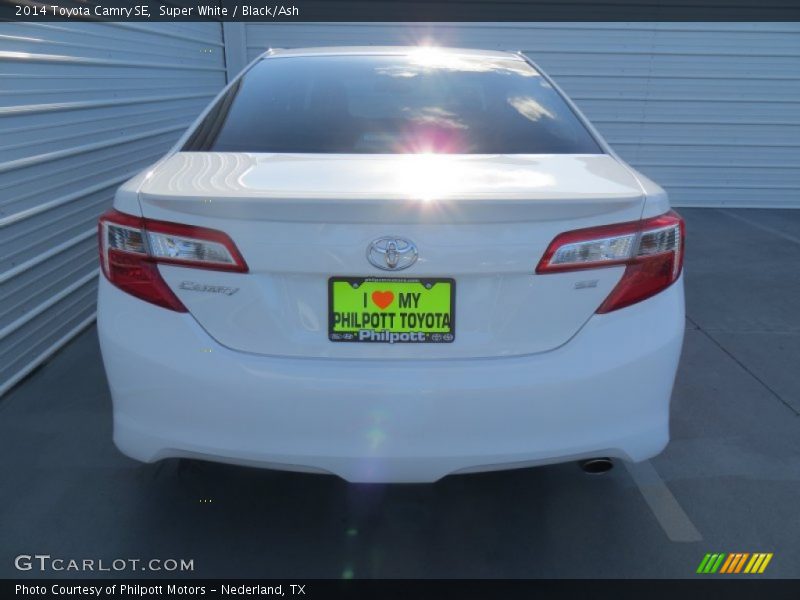 Super White / Black/Ash 2014 Toyota Camry SE