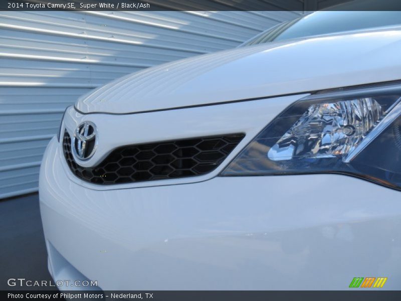 Super White / Black/Ash 2014 Toyota Camry SE