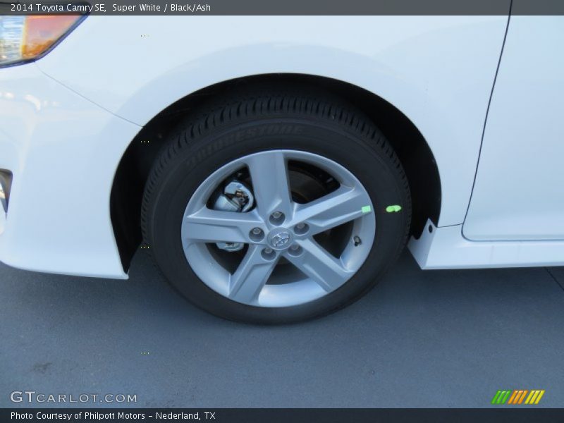Super White / Black/Ash 2014 Toyota Camry SE