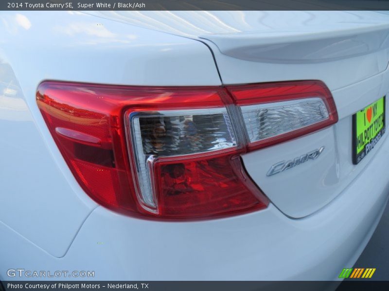 Super White / Black/Ash 2014 Toyota Camry SE