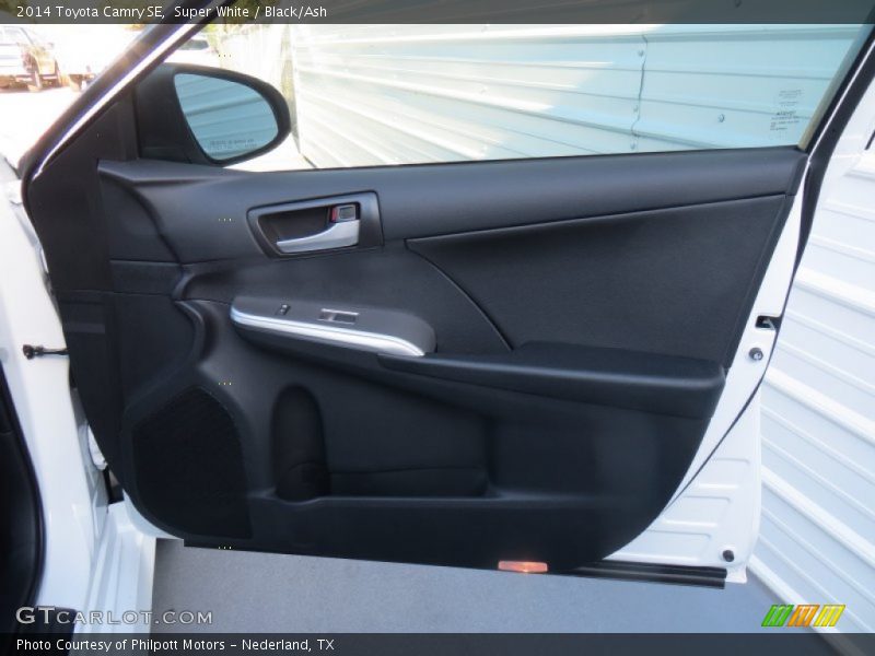 Super White / Black/Ash 2014 Toyota Camry SE