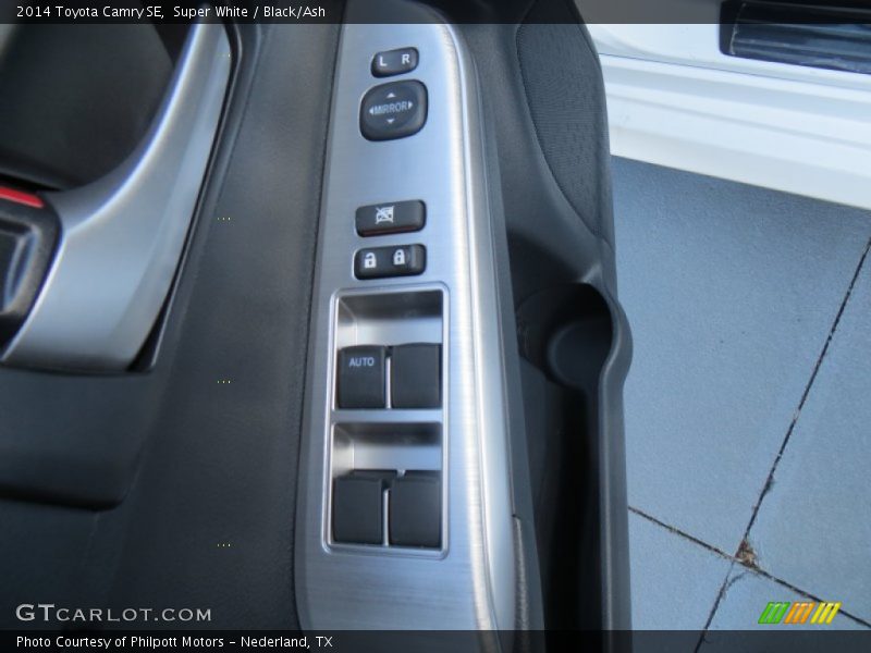 Super White / Black/Ash 2014 Toyota Camry SE