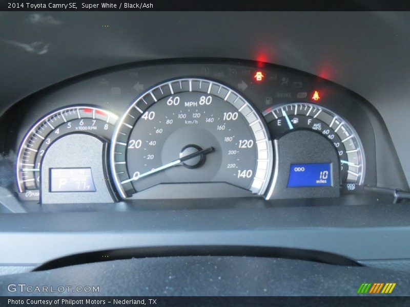Super White / Black/Ash 2014 Toyota Camry SE