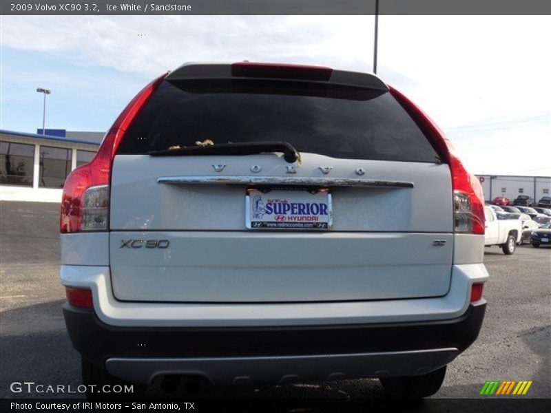 Ice White / Sandstone 2009 Volvo XC90 3.2