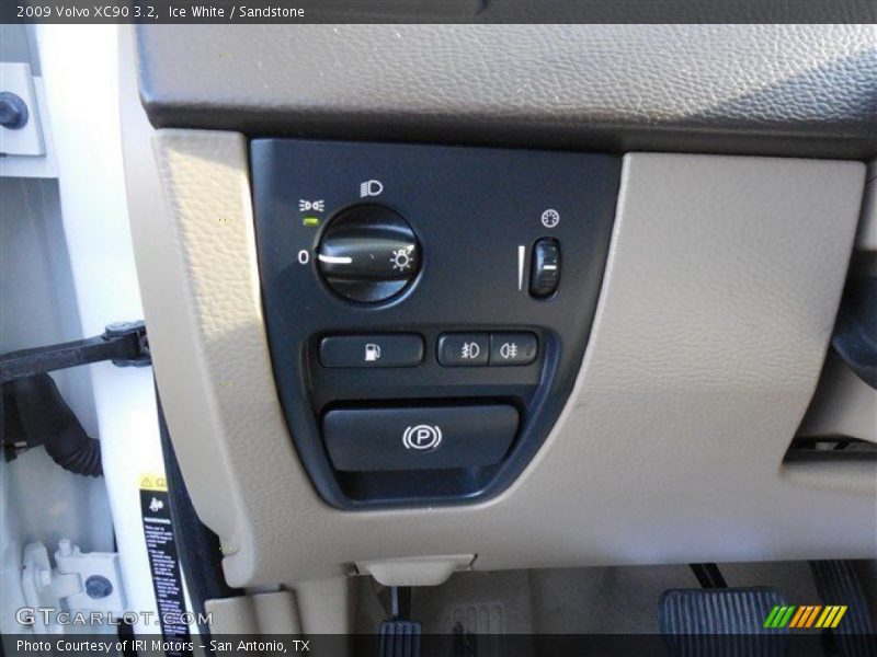 Ice White / Sandstone 2009 Volvo XC90 3.2