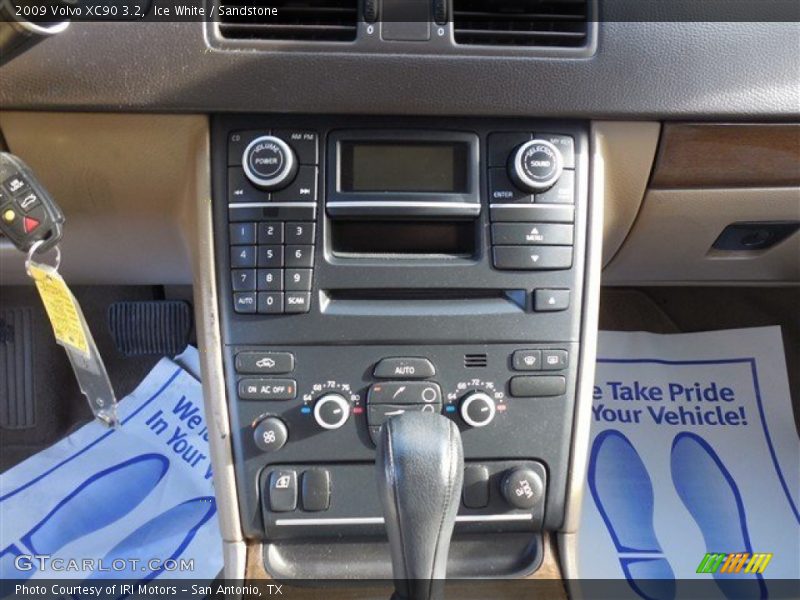 Ice White / Sandstone 2009 Volvo XC90 3.2