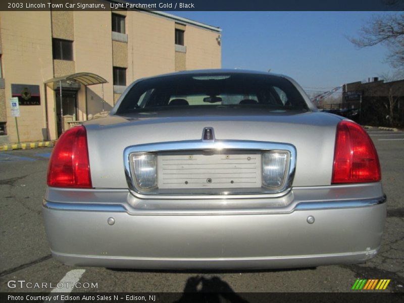 Light Parchment Gold / Black 2003 Lincoln Town Car Signature