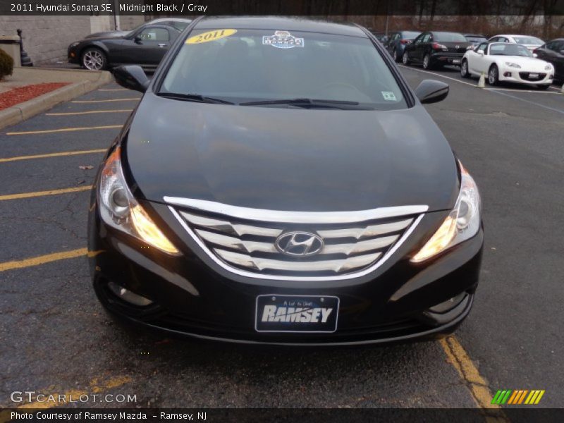 Midnight Black / Gray 2011 Hyundai Sonata SE