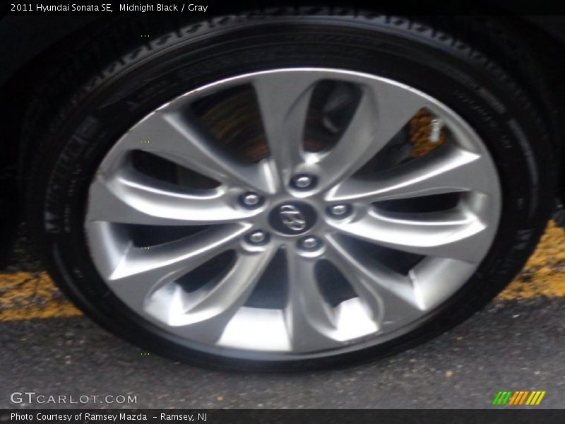 Midnight Black / Gray 2011 Hyundai Sonata SE