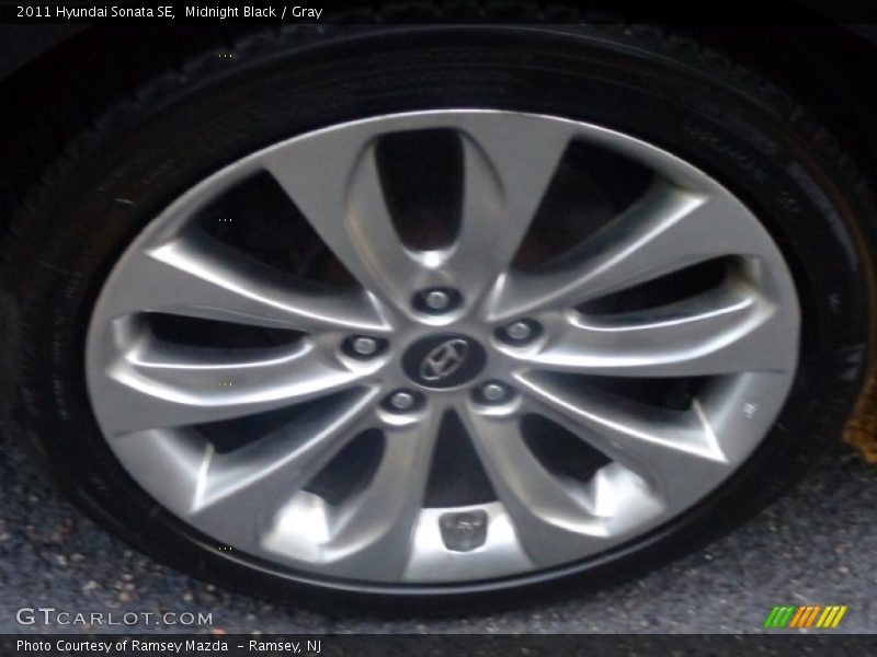 Midnight Black / Gray 2011 Hyundai Sonata SE